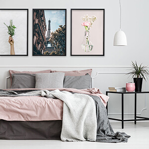 Zid sa slikama s crnim okvirima