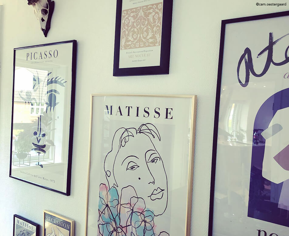 Zid s okvirima s crnim okvirima i zlatnim okvirima