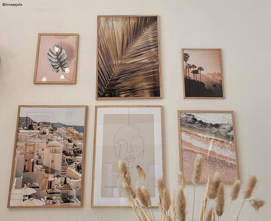 Zid s okvirima s okvirima od hrasta i prizemnim motivima