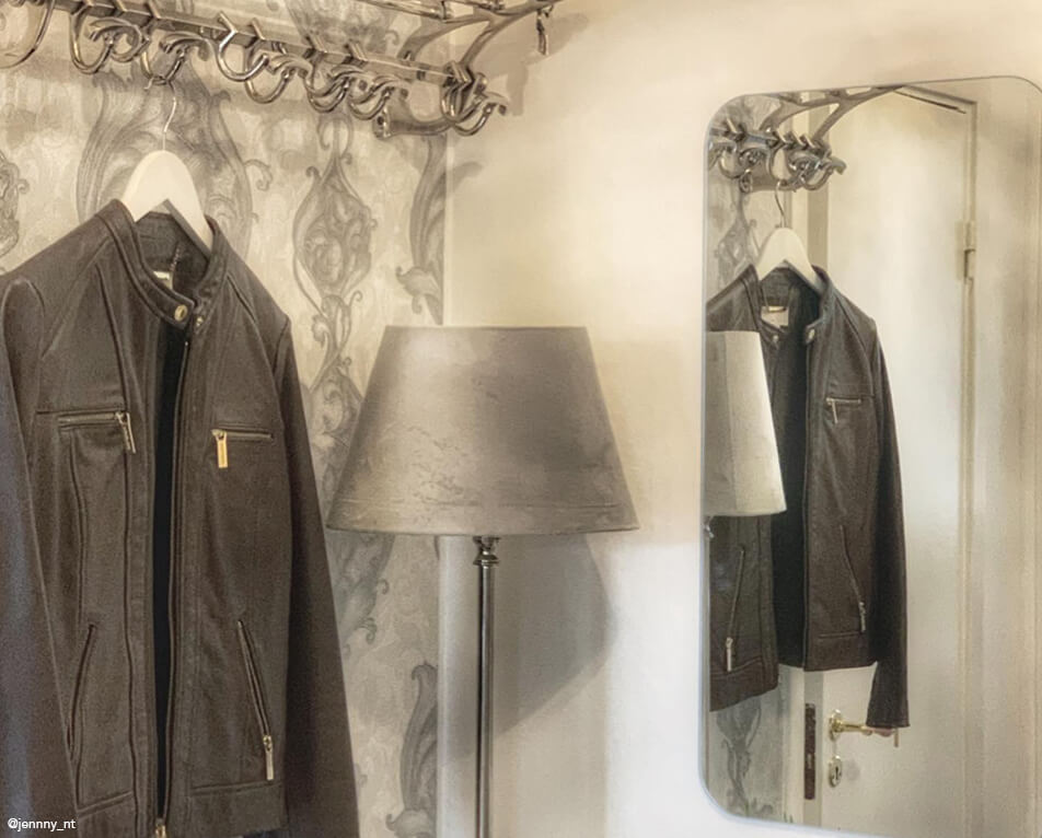 Uređenje hodnika - držač za kapute i kuke od metala, pravokutno zrcalo i siva lampa