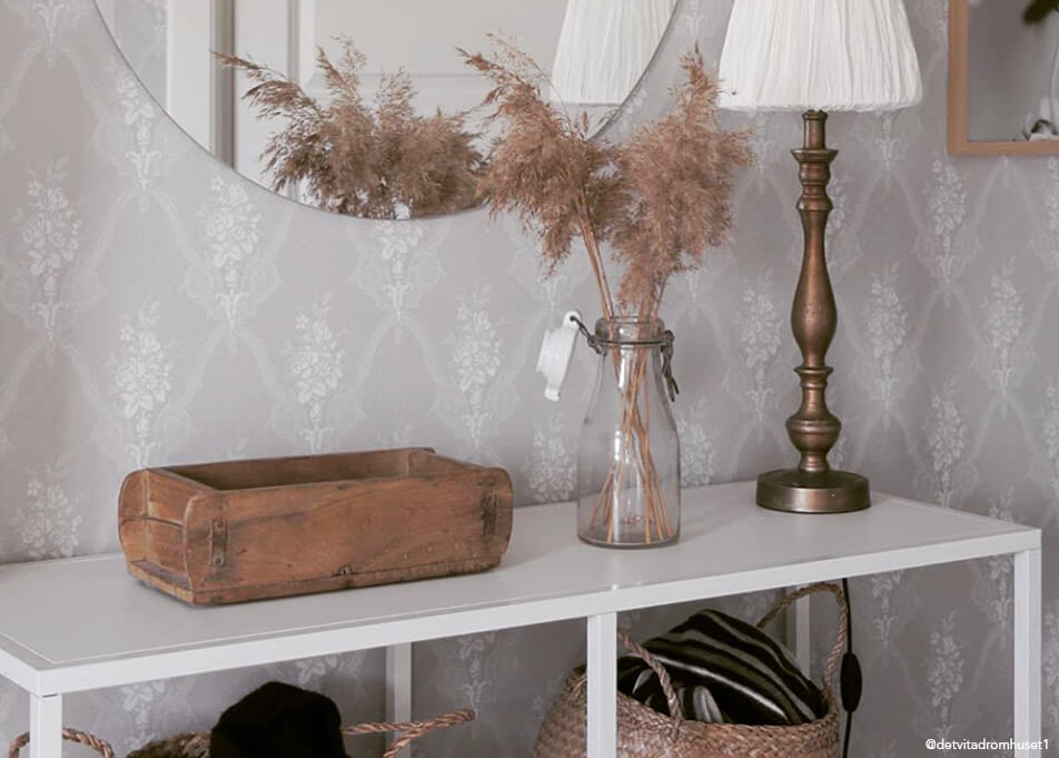 Uređenje hodnika - mala pohrana u drvenoj zdjeli, okruglo zrcalo, brončana lampa